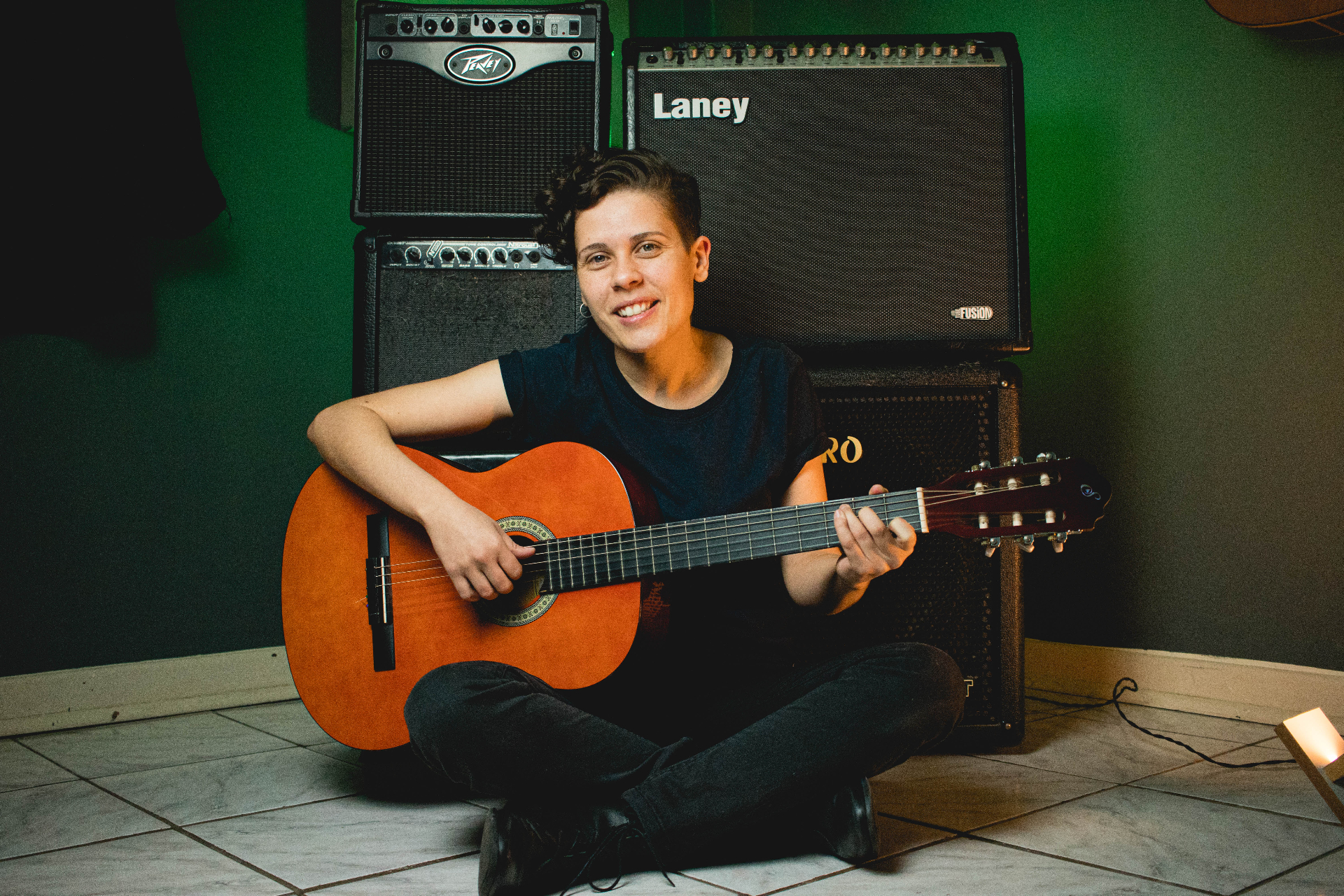 Gabe Halencar, fundadora do Musicamente, em um retrato acolhedor